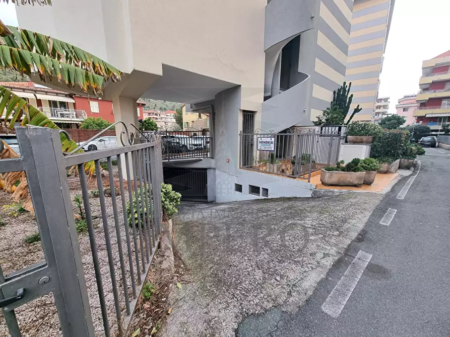 Immagine 1 di Garage in vendita  in Via Asse 85 a Ventimiglia