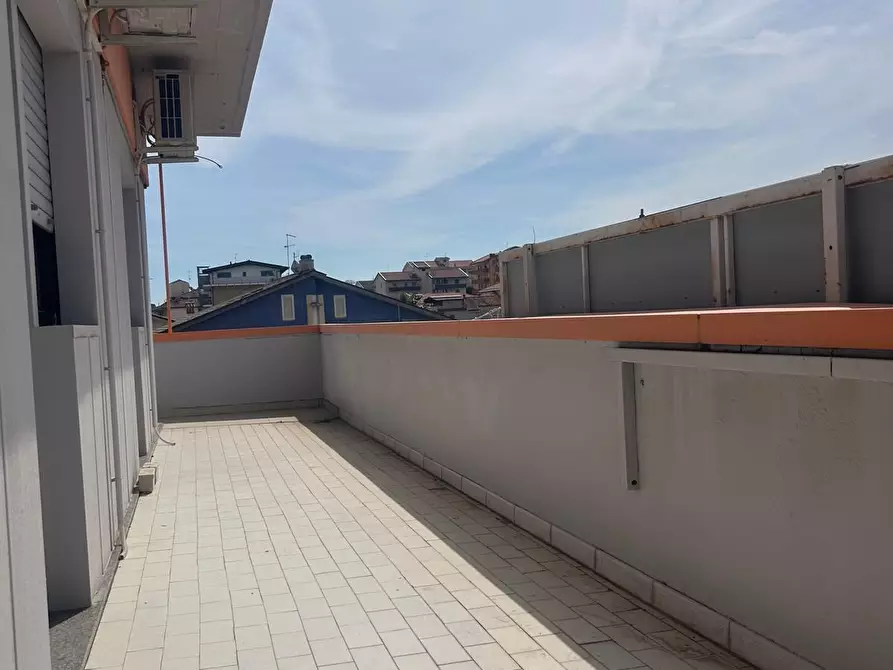 Immagine 8 di Locale commerciale in affitto  in Viale Maiella 23/A a Francavilla Al Mare