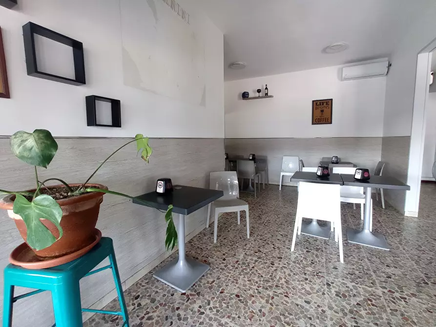 Immagine 9 di Locale commerciale in vendita  in strada Barchetta 258 a Modena