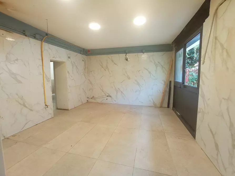 Immagine 13 di Locale commerciale in vendita  a Modena