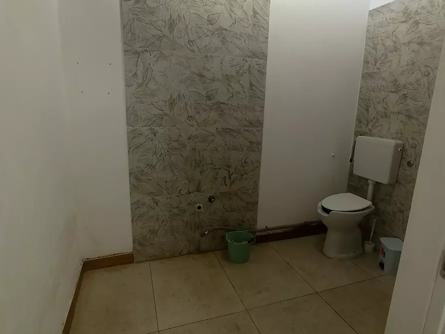 Immagine 3 di Locale commerciale in vendita  a Modena