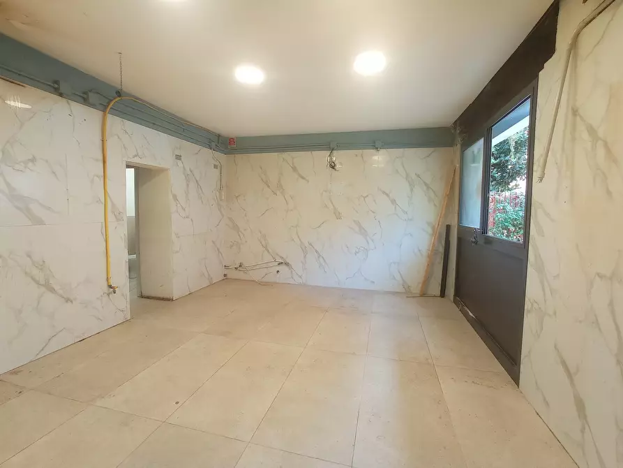 Immagine 14 di Locale commerciale in vendita  a Modena