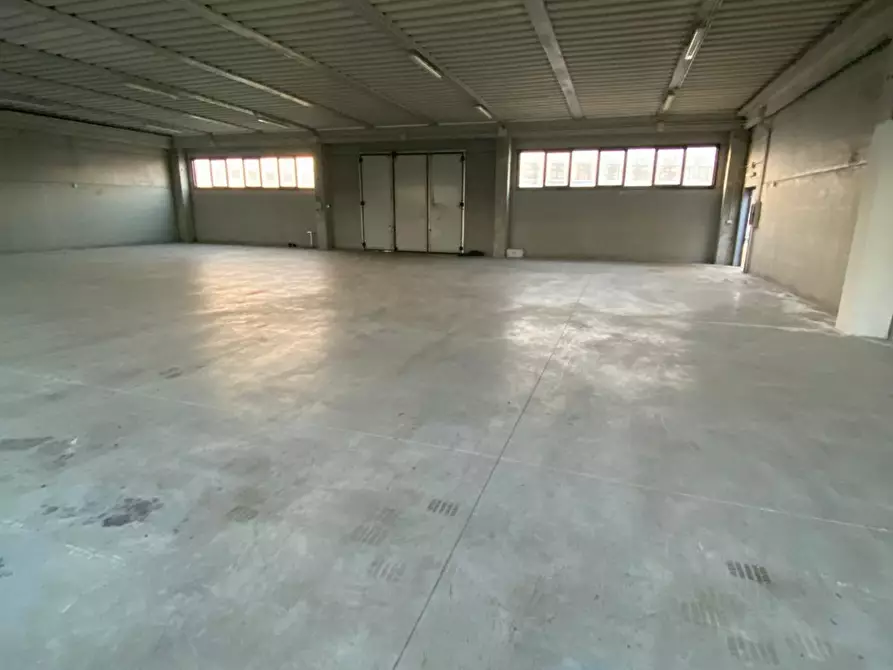 Immagine 2 di Magazzino in vendita  a Rovigo