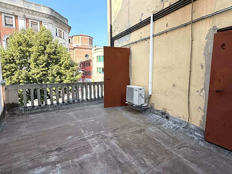 Immagine 8 di Locale commerciale in vendita  a Rovigo