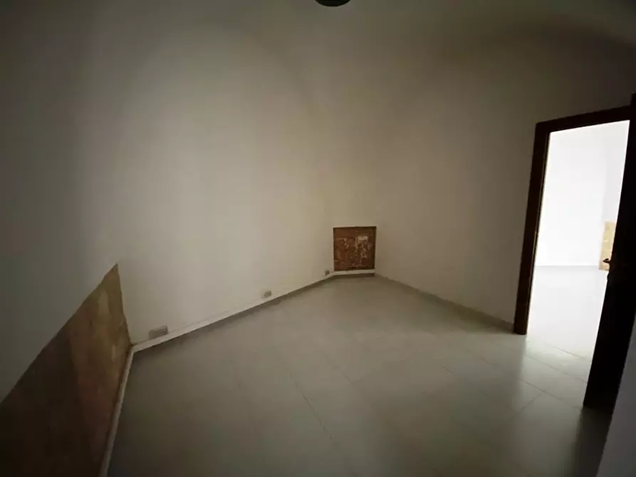 Immagine 10 di Locale commerciale in vendita  in Via Vincenzo Savino 2 a Casamassima