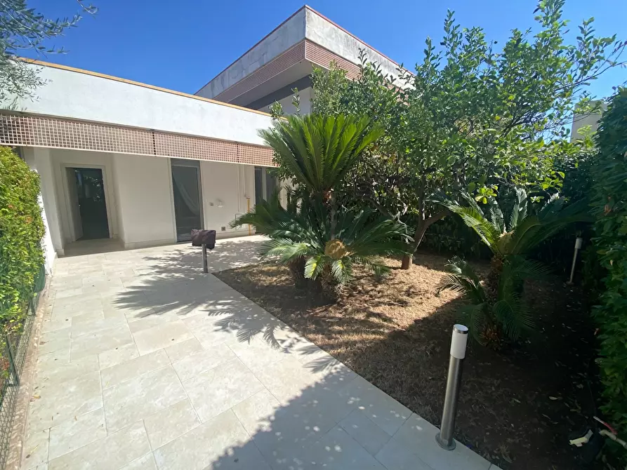 Immagine 1 di Villa in vendita  in Viale dei pini B/2B a Noicattaro