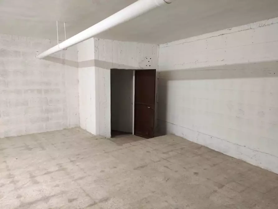 Immagine 3 di Garage in vendita  in Via Adelfia 6 a Casamassima