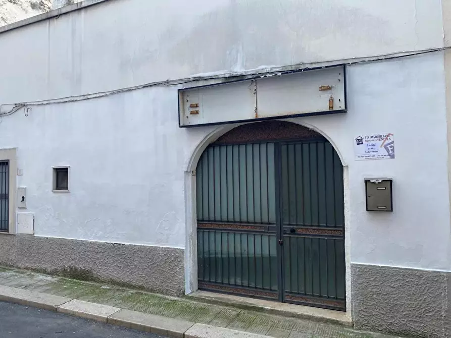 Immagine 1 di Locale commerciale in vendita  in Via Vincenzo Savino 2 a Casamassima