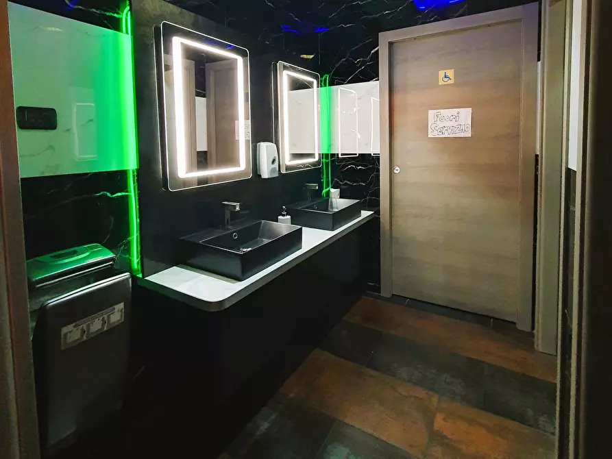 Immagine 7 di Locale commerciale in vendita  in San Zeno Naviglio a San Zeno Naviglio