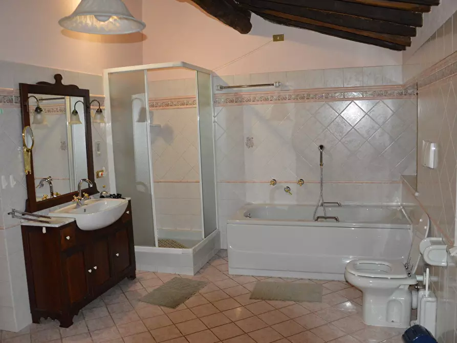 Immagine 14 di Rustico / casale in vendita  in vai elle chiesa a Lucca