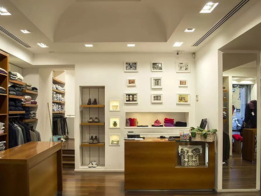 Immagine 8 di Attività commerciale in vendita  in Via Santa Croce a Lucca