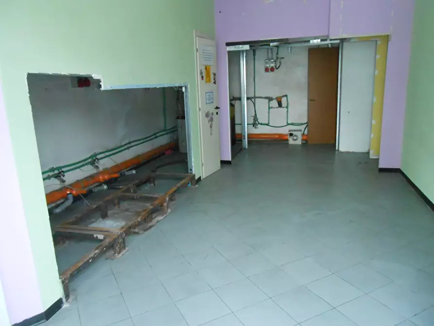 Immagine 11 di Locale commerciale in affitto  in Viale G. Puccini 1809 a Lucca