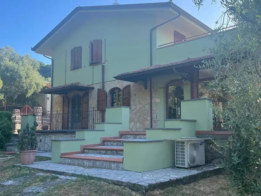 Immagine 3 di Villa in vendita  in via vecchia i a Lucca