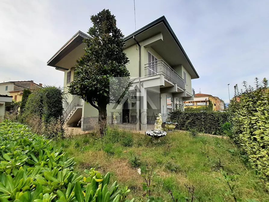 Immagine 1 di Villa in vendita  in Traversa III Via Romana a Lucca