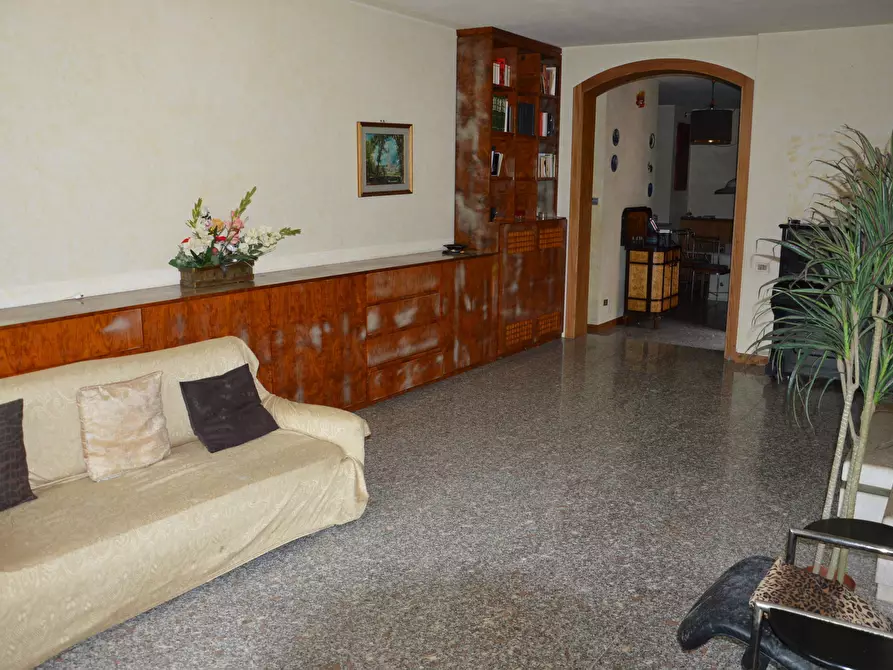 Immagine 5 di Villa in vendita  in Via della Chiesa XXIV a Lucca