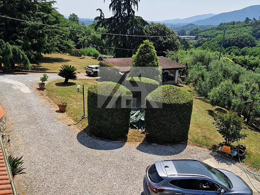 Immagine 8 di Villa in vendita  in via vecchia i a Lucca