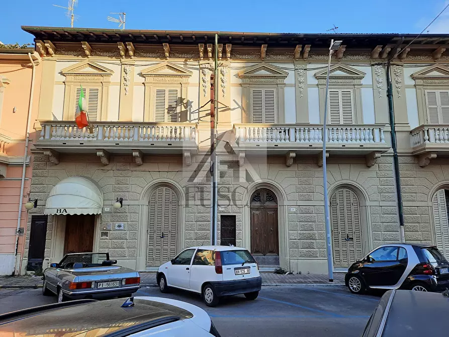 Immagine 10 di Palazzo in vendita  in via carrara 23 a Viareggio