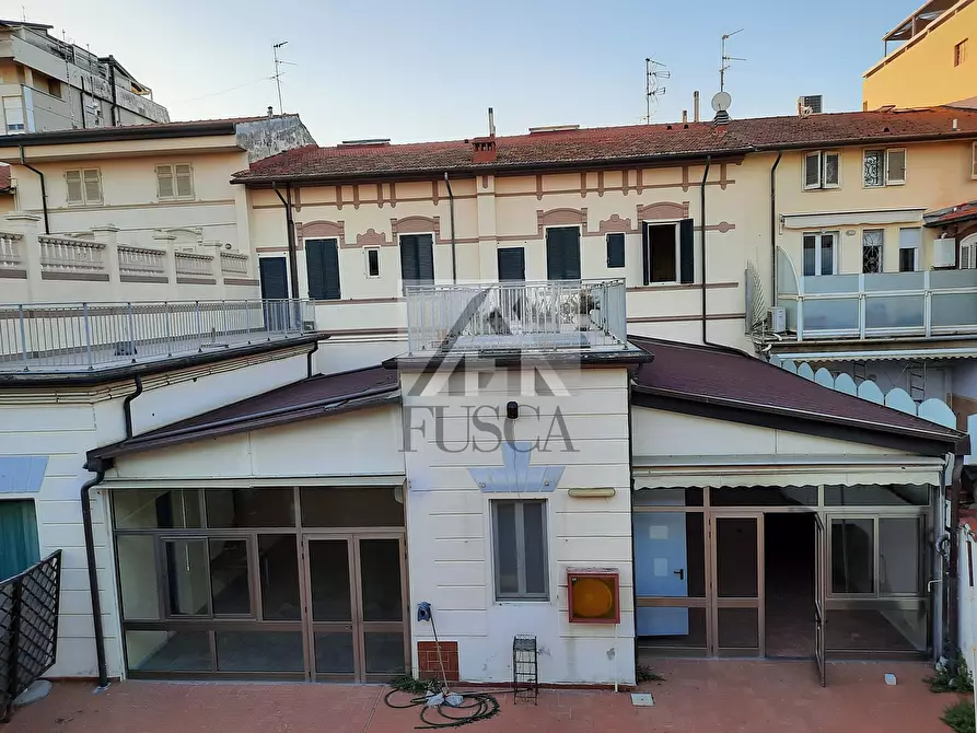 Immagine 43 di Palazzo in vendita  in via carrara 23 a Viareggio