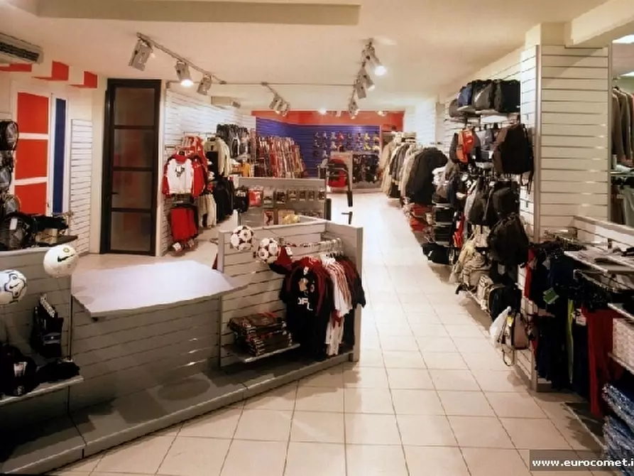 Immagine 4 di Attività commerciale in vendita  in Via Santa Croce a Lucca