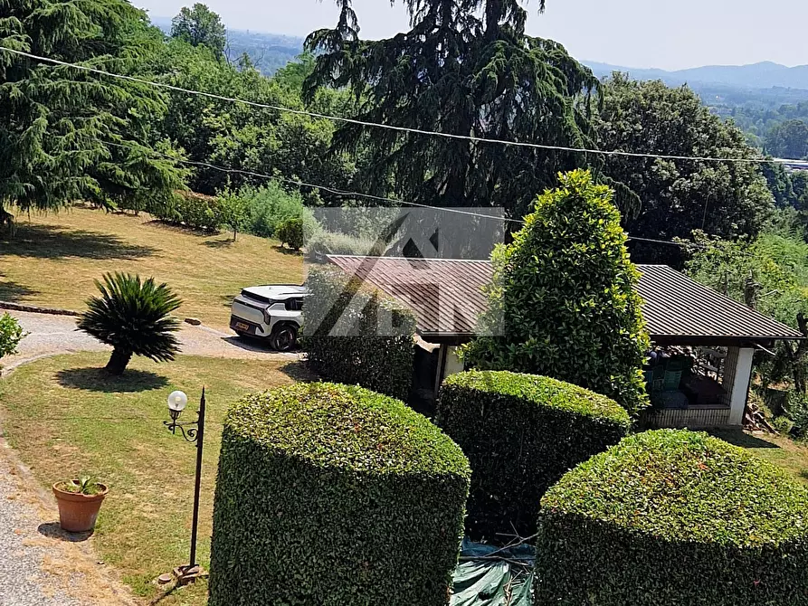 Immagine 10 di Villa in vendita  in via vecchia i a Lucca