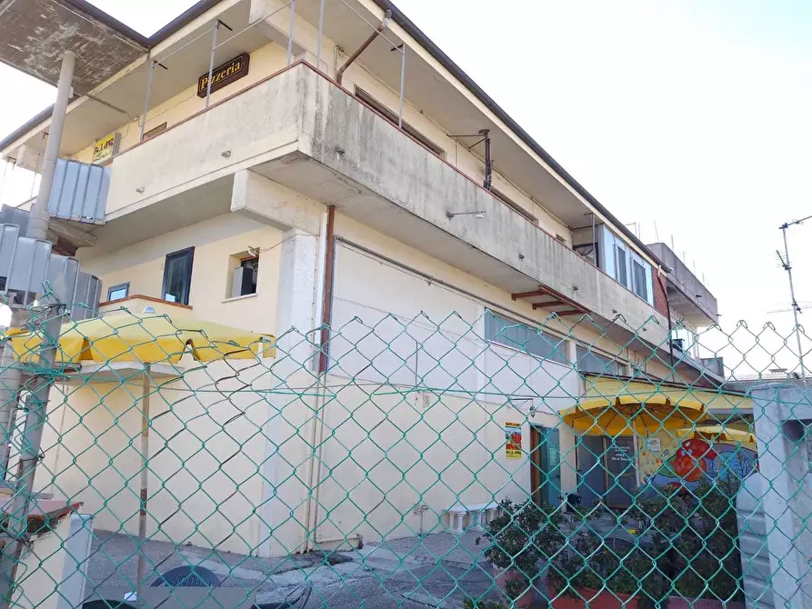 Immagine 3 di Locale commerciale in vendita  a Camaiore