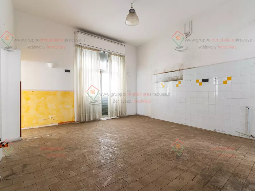 Immagine 13 di Locale commerciale in vendita  a Priolo Gargallo