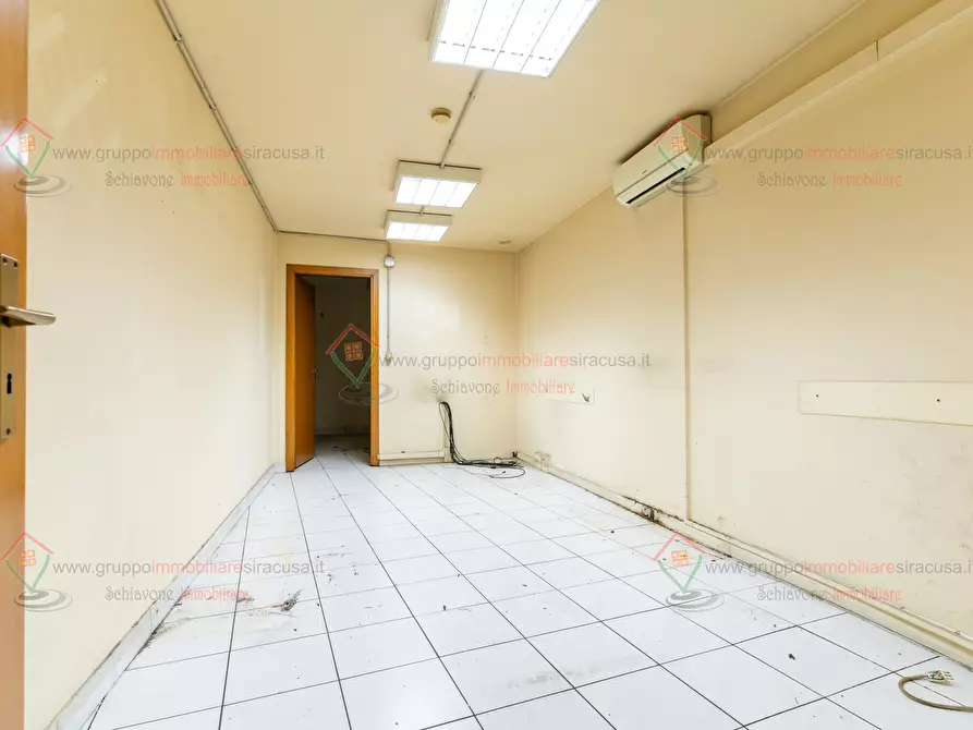 Immagine 15 di Locale commerciale in affitto  a Siracusa