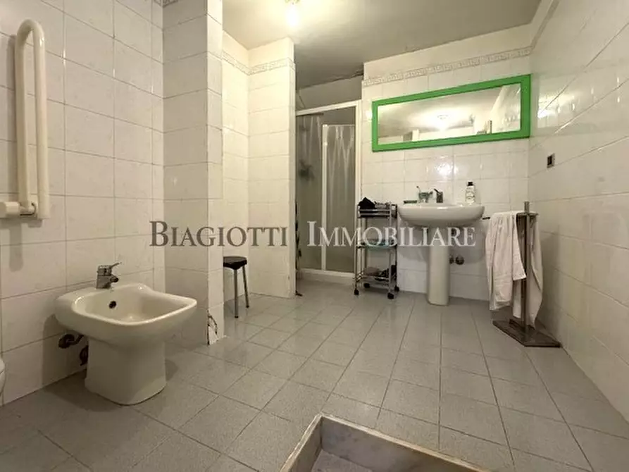 Immagine 47 di Villa in vendita  a Livorno