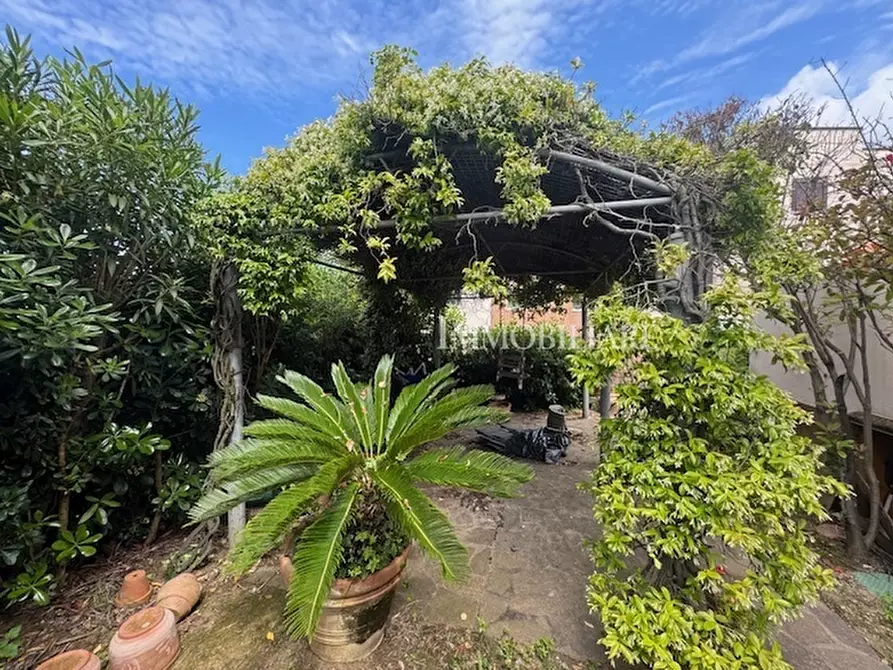 Immagine 60 di Villa in vendita  a Livorno
