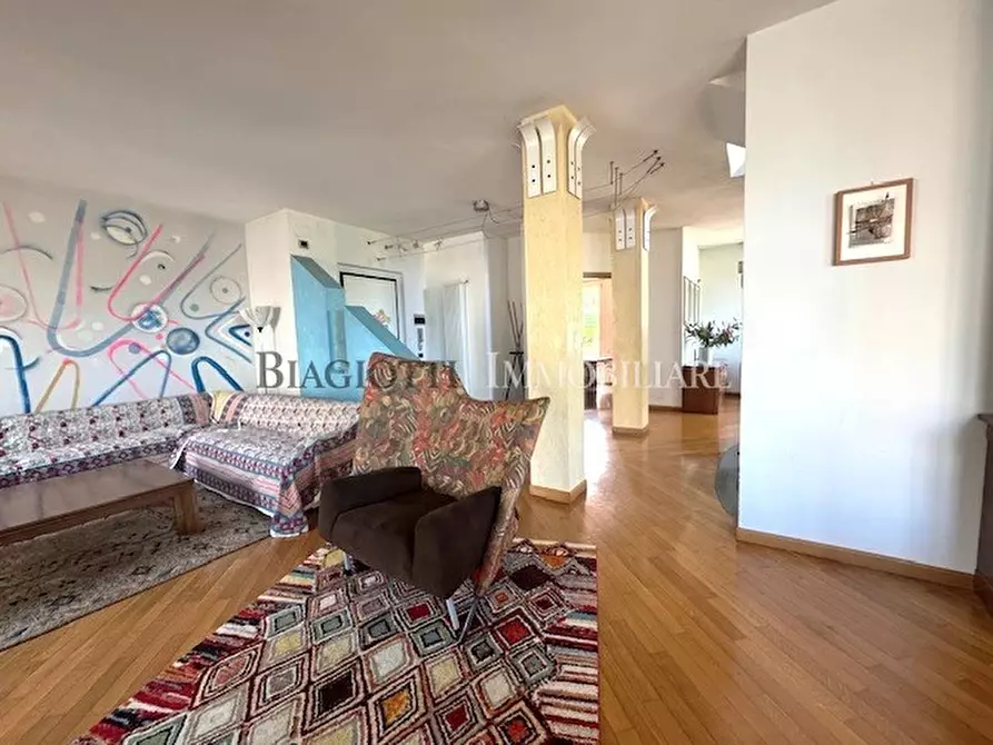 Immagine 9 di Villa in vendita  a Livorno