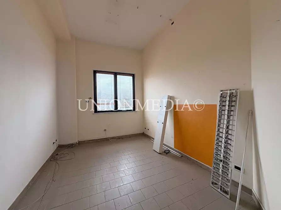 Immagine 10 di Locale commerciale in affitto  a Sarzana