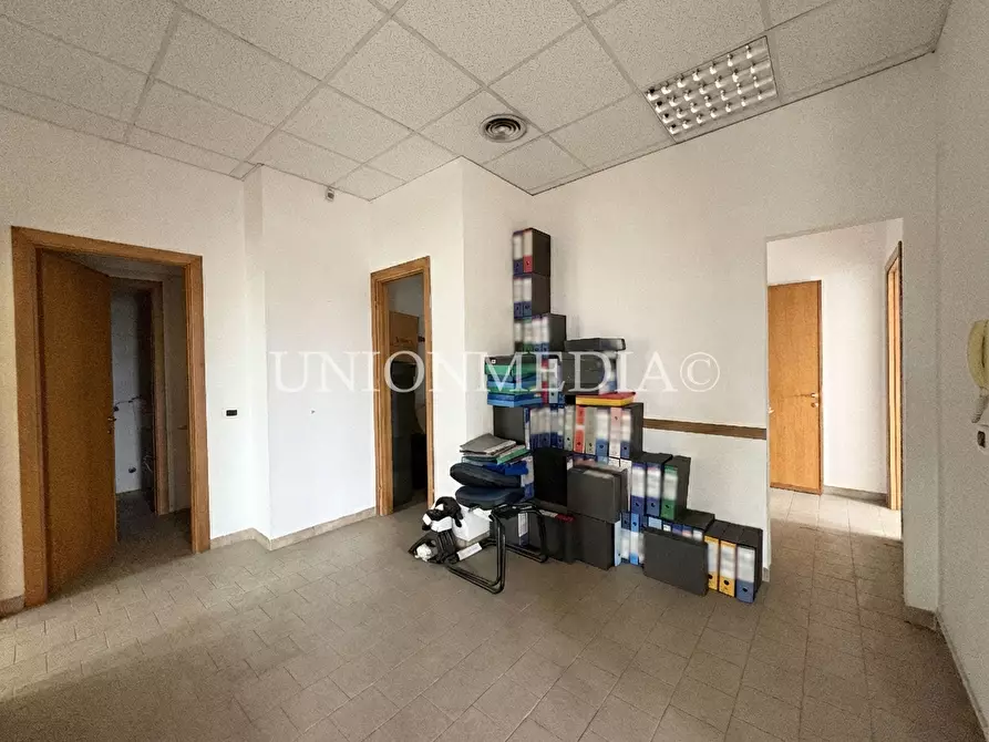 Immagine 13 di Locale commerciale in affitto  a Sarzana