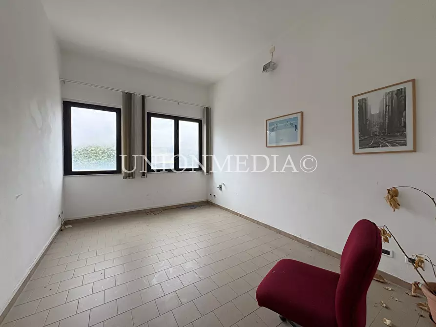 Immagine 9 di Locale commerciale in affitto  a Sarzana