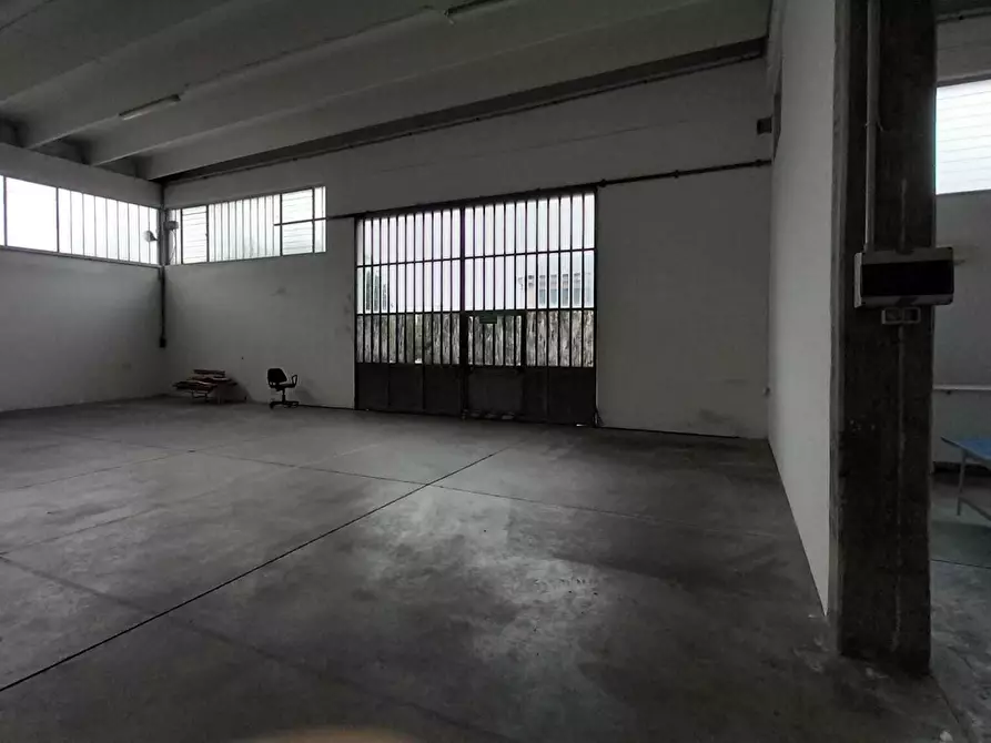 Immagine 1 di Attività artigianale in affitto  in Via Marecchiese 309 a Rimini