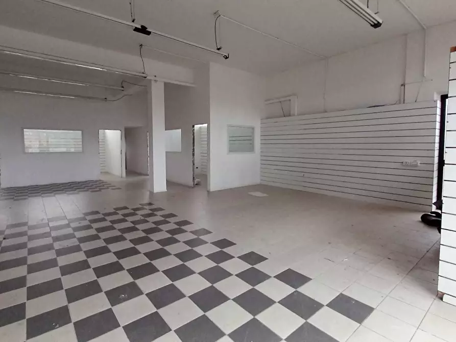 Immagine 5 di Attività commerciale in affitto  in Via Ausa 46 a Rimini