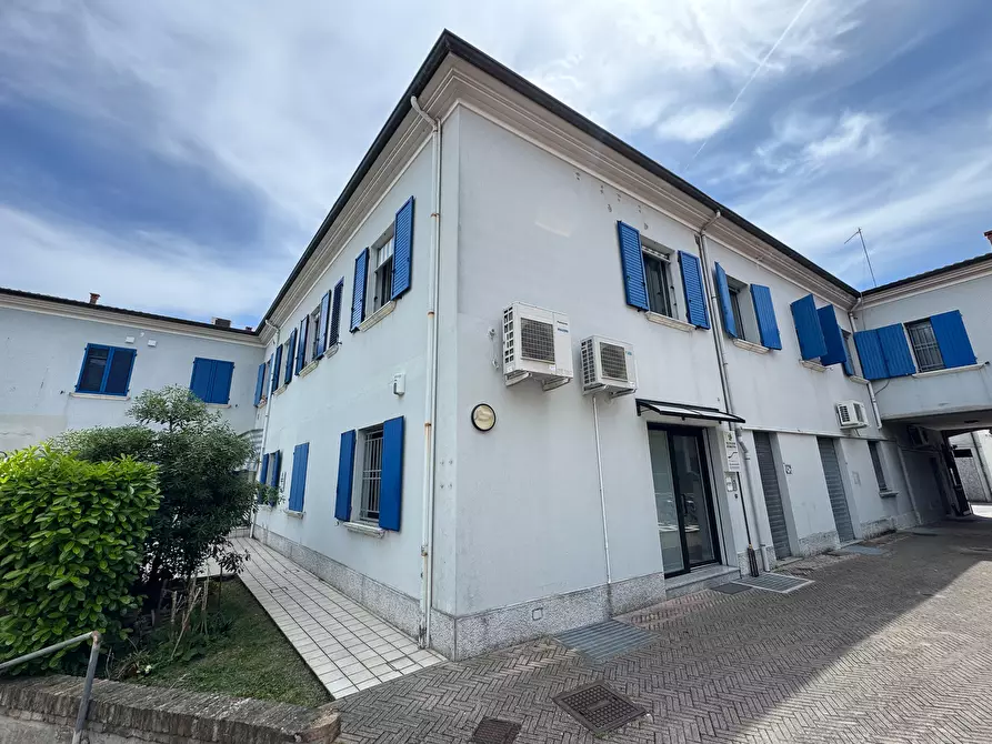 Immagine 2 di Palazzo in vendita  in Via Melozzo da Forlì 36 a Rimini