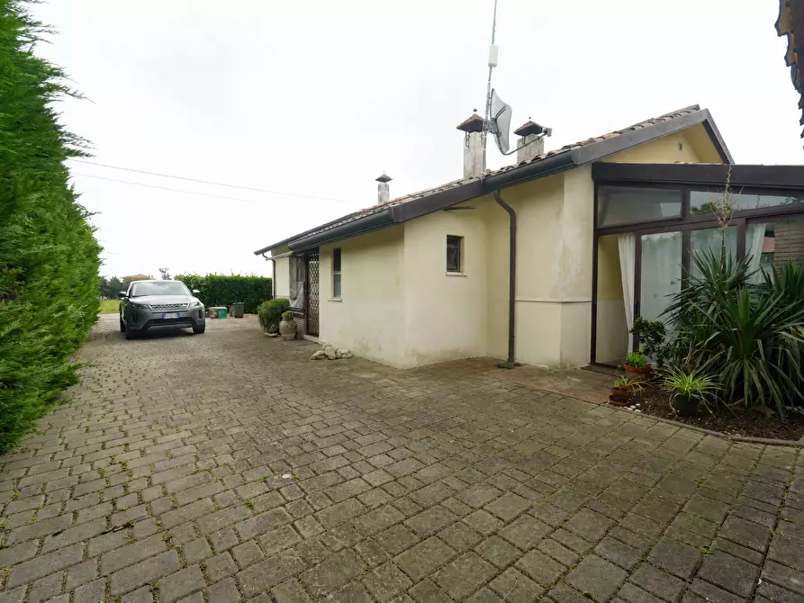 Immagine 32 di Villa in vendita  in Via Laerte Rolfini a Rimini