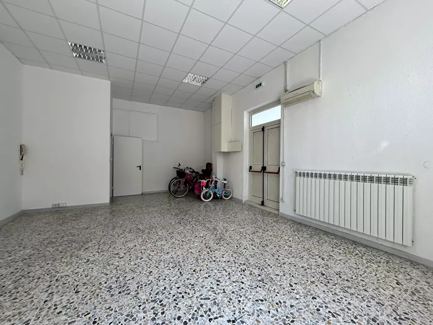 Immagine 11 di Locale commerciale in affitto  in Viale Maiella 23/A a Pescara