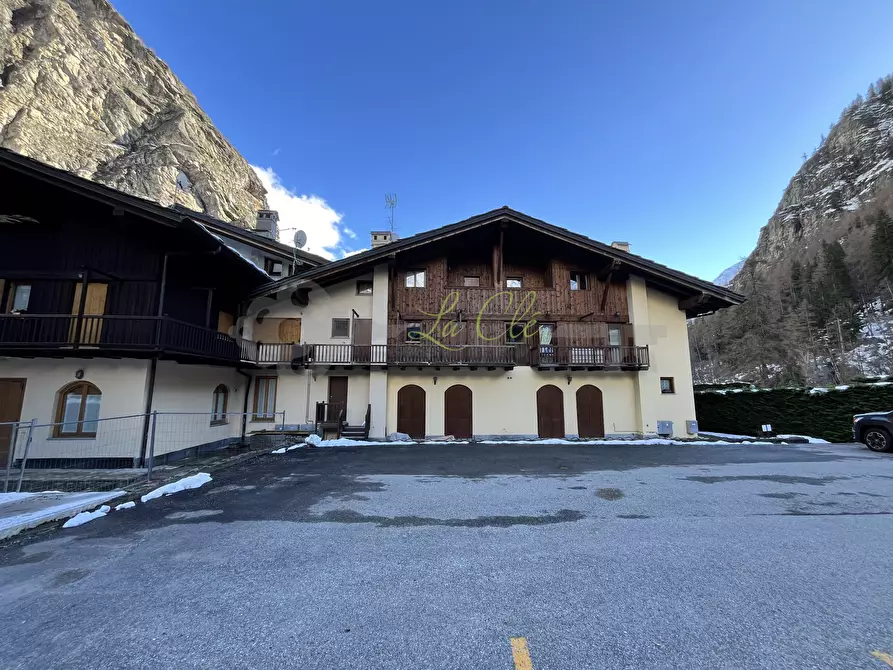 Immagine 13 di Bilocale in vendita  in Strada Larzey - Entrèves 28 a Courmayeur