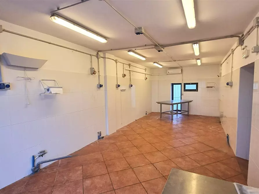 Immagine 4 di Locale commerciale in vendita  in strada cava in vigatto 222 a Parma