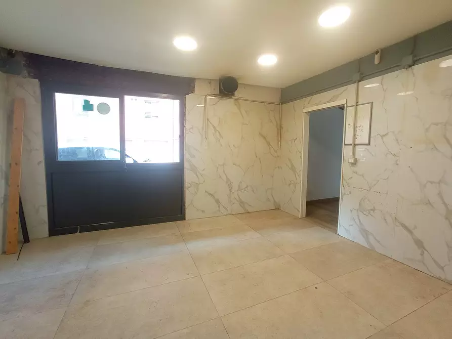 Immagine 16 di Locale commerciale in vendita  a Modena