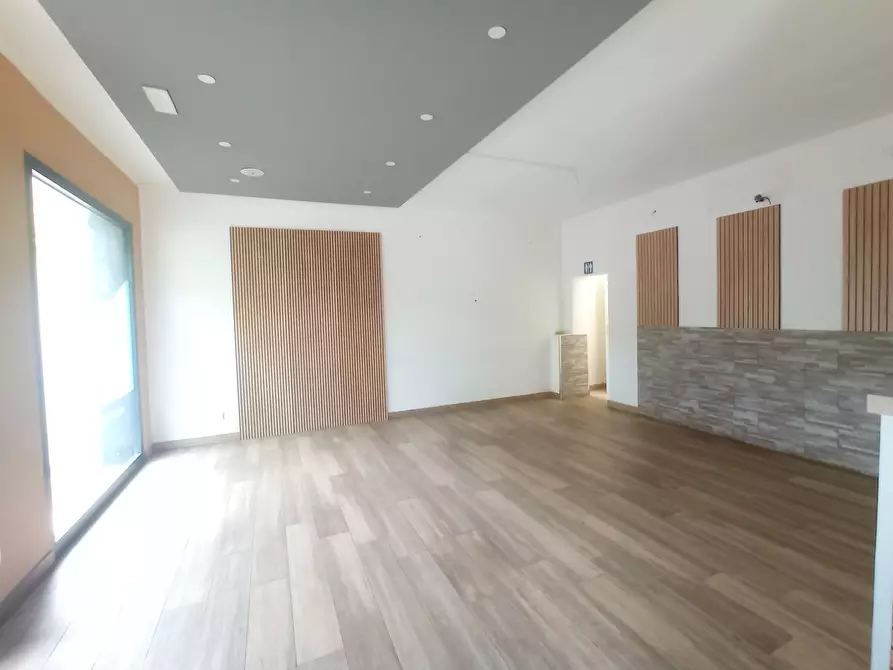 Immagine 20 di Locale commerciale in vendita  a Modena