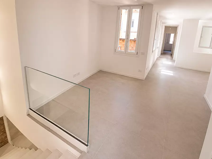 Immagine 9 di Loft/Open space in vendita  in Via Emilia Centro 227 a Modena