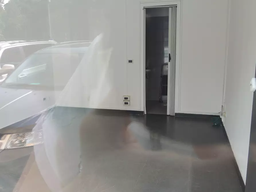 Immagine 5 di Locale commerciale in vendita  in Corso Canalchiaro 178 a Modena