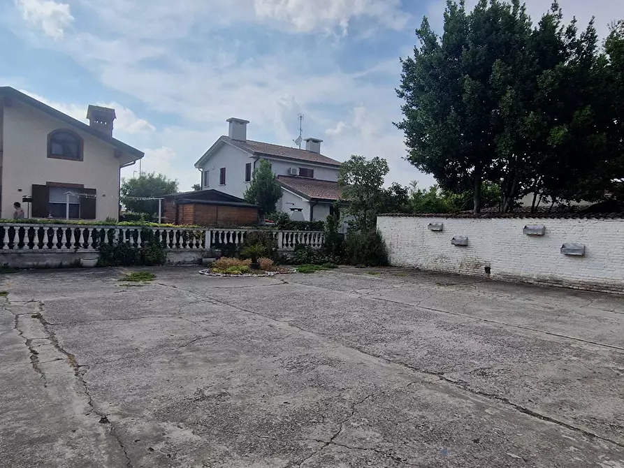 Immagine 3 di Locale commerciale in vendita  a Crespino