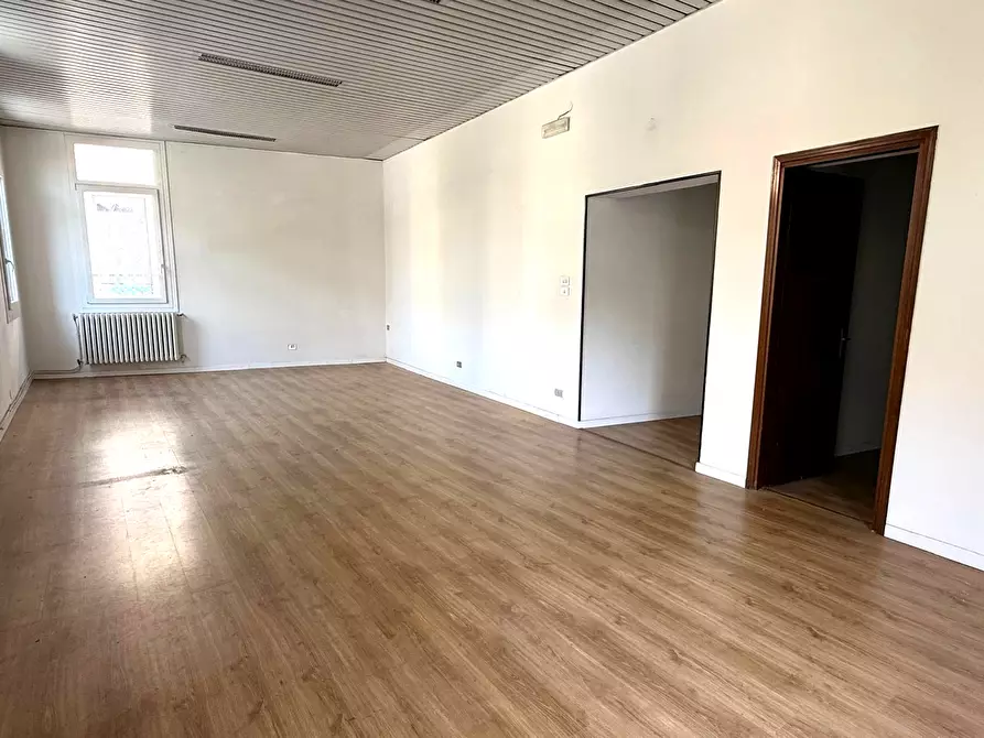 Immagine 2 di Locale commerciale in vendita  a Rovigo