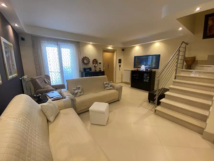 Immagine 1 di Villa in vendita  in Via Conversano 51 a Casamassima