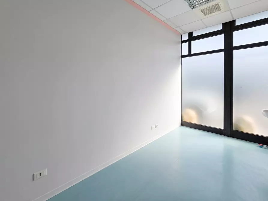 Immagine 10 di Locale commerciale in affitto  in Via Orzinuovi a Brescia
