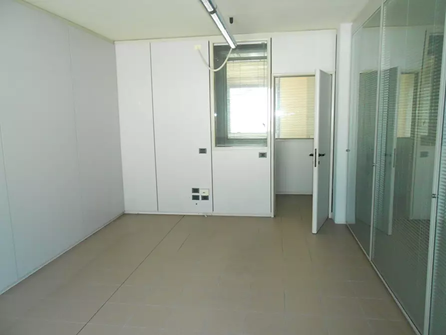 Immagine 2 di Ufficio in affitto  in via di tempagnano a Lucca