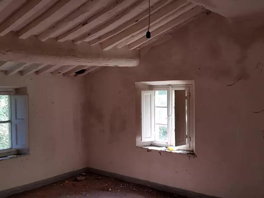 Immagine 10 di Rustico / casale in vendita  in bocconi a Lucca